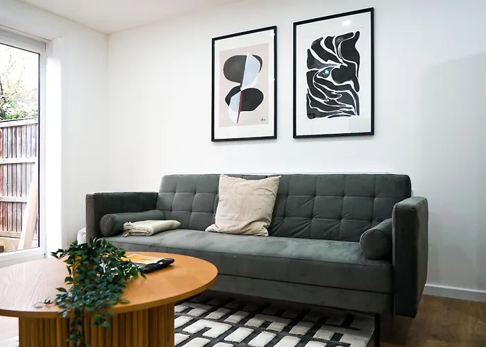 Modern 3 Bed Home, Near Etihad Stadium
