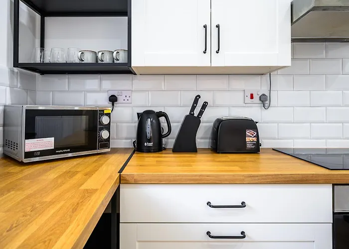 Modern 3 Bed Home, Near Etihad Stadium